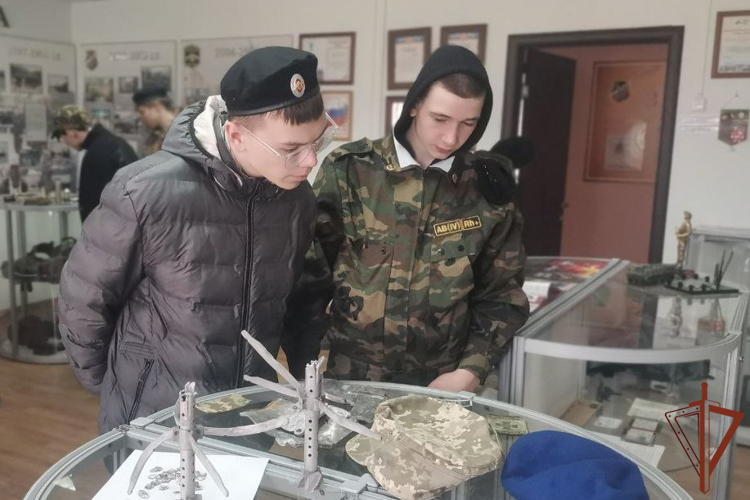 Сотрудники Росгвардии проводят патриотические мероприятия с уральской молодежью