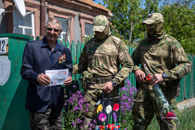 Росгвардейцы передали ветеранам Великой Отечественной войны в новых регионах письма с поздравлениями Президента России