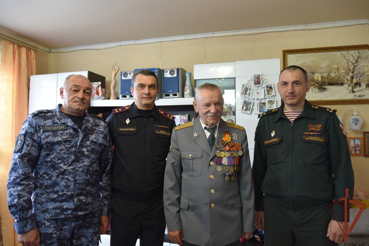 Росгвардейцы поздравили ветерана Великой Отечественной войны с Днём Победы