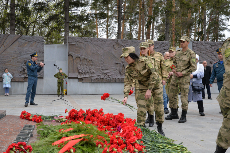 Представители Росгвардии возложили цветы к мемориалам Великой Отечественной войны на Урале