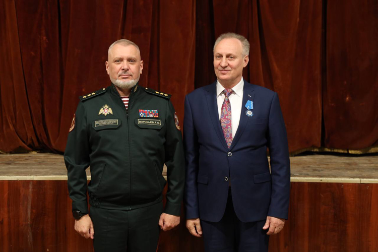 Генерал-полковник Алексей Воробьев вручил государственные награды работникам культуры и искусства Росгвардии 