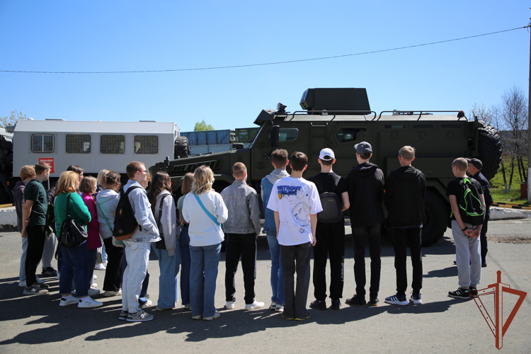 Патриотические мероприятия для школьников провели росгвардейцы в Приволжье