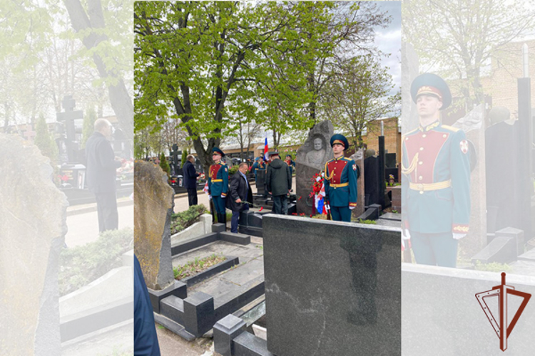 Росгвардейцы почтили память участников Великой Отечественной войны на Троекуровском кладбище