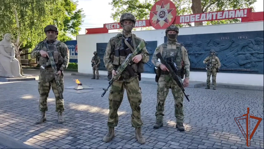 Росгвардейцы  -  участники СВО поздравили уральских ветеранов Великой Отечественной войны с Днем Победы (видео)