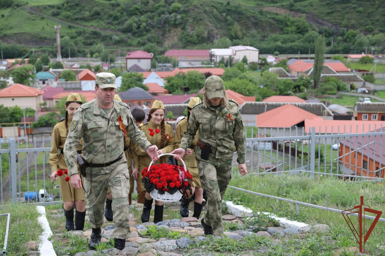 Военнослужащие ОГВ(с) продолжают участвовать в акции Росгвардии «На страже памяти» 