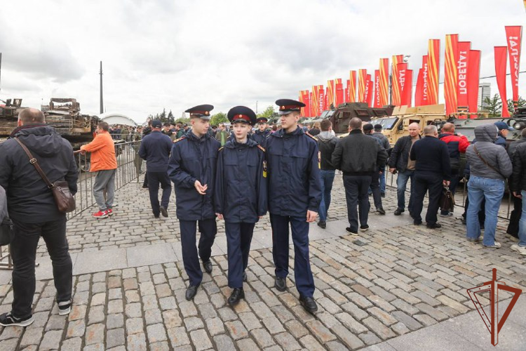 Кадеты Московского президентского училища Росгвардии посетили выставку трофейной техники и вооружения (видео)