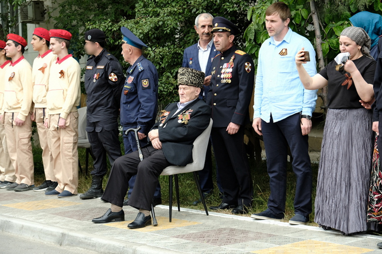 Росгвардейцы поддержали акцию «Парад у дома ветерана» в Дагестане