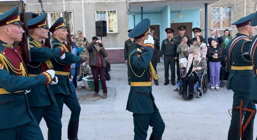 Курсанты Новосибирского военного института Росгвардии поздравили персональным парадом ветерана Великой Отечественной войны