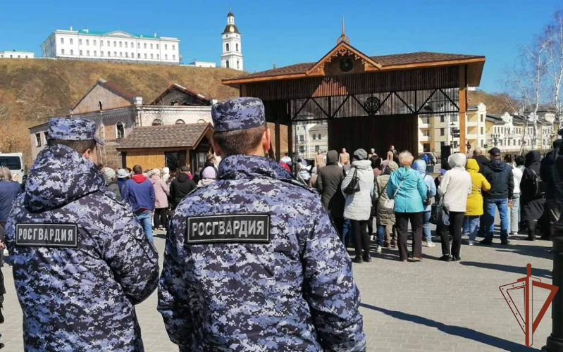 Росгвардейцы обеспечили правопорядок в День весны и труда на Урале