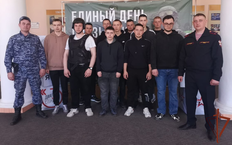 Росгвардейцы провели профориентационные мероприятия с подрастающим поколением в Сибири