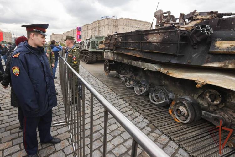Кадеты Московского президентского училища Росгвардии посетили выставку трофейной техники и вооружения (видео)