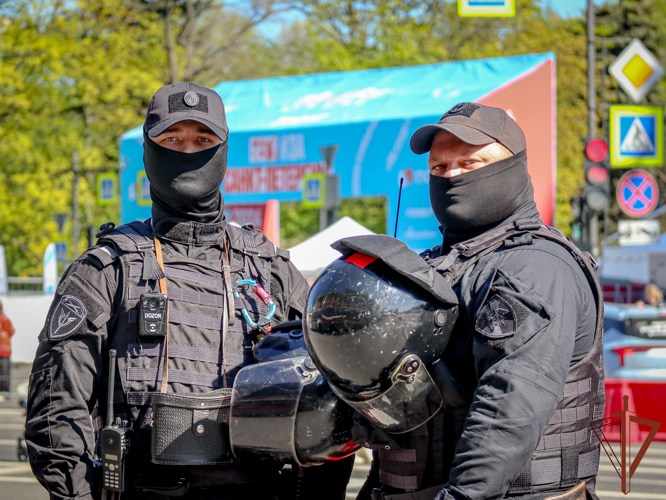 Росгвардеец помог почувствовавшему себя плохо спортсмену на полумарафоне «ЗаБег.РФ» в Санкт-Петербурге 