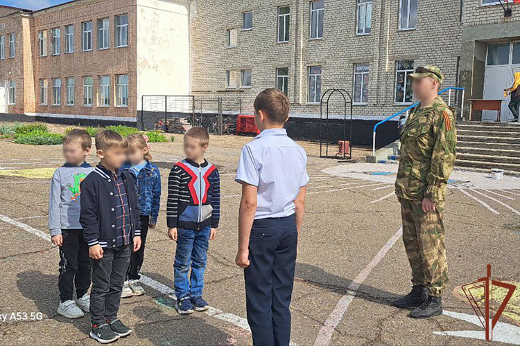 Росгвардейцы провели патриотические акции в учебных заведениях в ЛНР