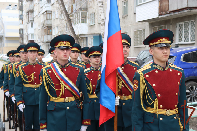 Курсанты Новосибирского военного института Росгвардии поздравили персональным парадом ветерана Великой Отечественной войны