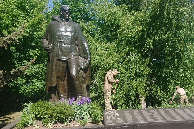 Росгвардейцы передали ветеранам Великой Отечественной войны в новых регионах письма с поздравлениями Президента России