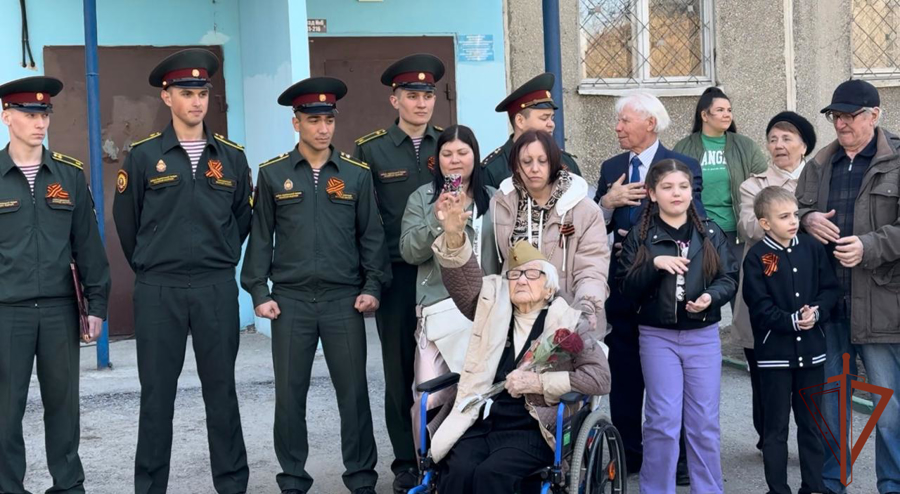 Курсанты Новосибирского военного института Росгвардии поздравили персональным парадом ветерана Великой Отечественной войны