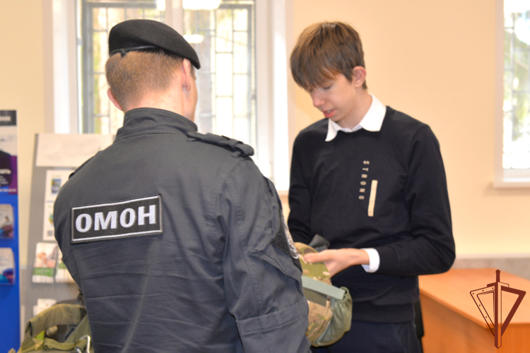 Росгвардейцы проводят профилактические и профориентационные занятия с уральской молодежью