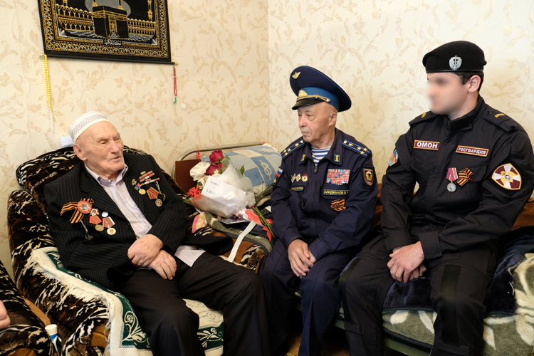 Росгвардейцы поддержали акцию «Парад у дома ветерана» в Дагестане
