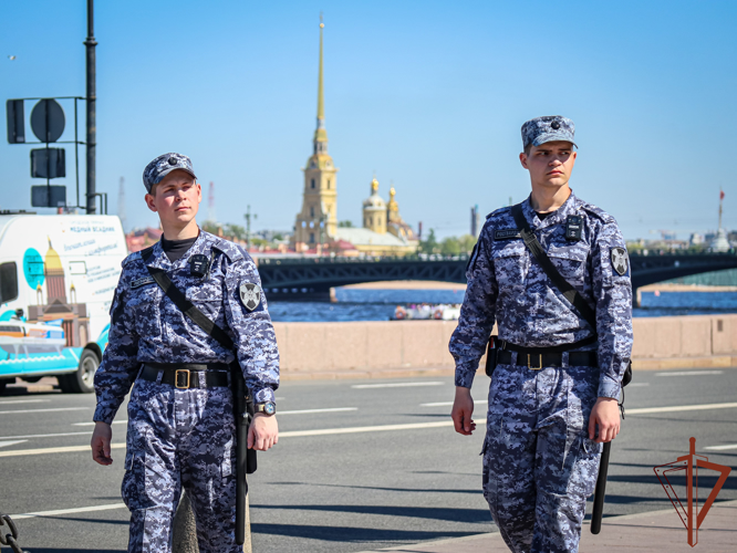Росгвардеец помог почувствовавшему себя плохо спортсмену на полумарафоне «ЗаБег.РФ» в Санкт-Петербурге 