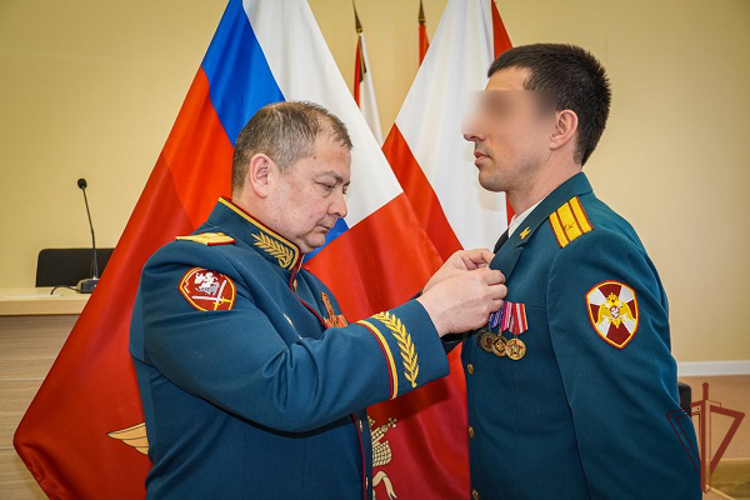 Заместитель командующего Северо-Западного округа Росгвардии наградил слушателей факультета Росгвардии Военной академии материально-технического обеспечения 