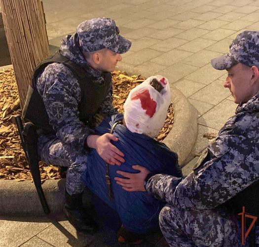 Военнослужащие Росгвардии оказали помощь упавшему мужчине в Москве