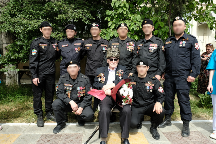 Росгвардейцы поддержали акцию «Парад у дома ветерана» в Дагестане