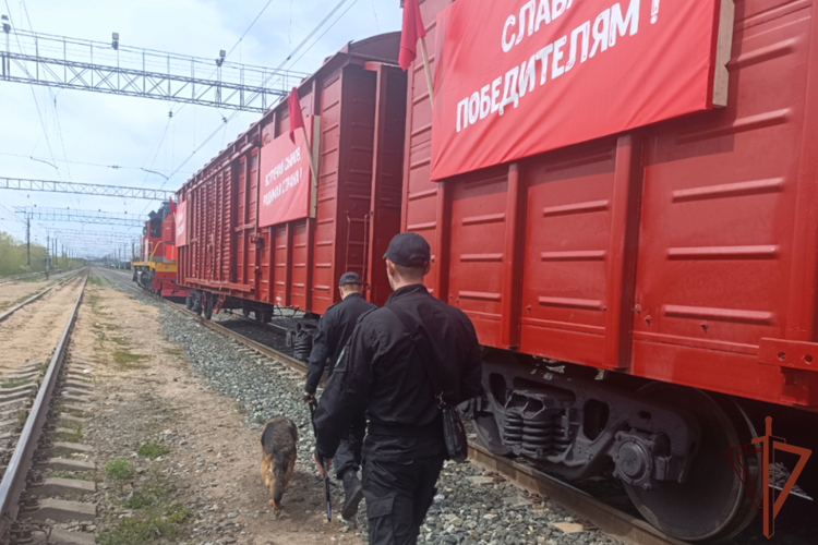 Сотрудники Росгвардии обеспечили безопасность прибывшего в Зауралье «Поезда Победы» 