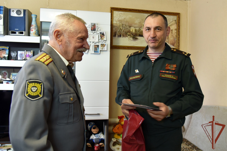 Росгвардейцы поздравили ветерана Великой Отечественной войны с Днём Победы
