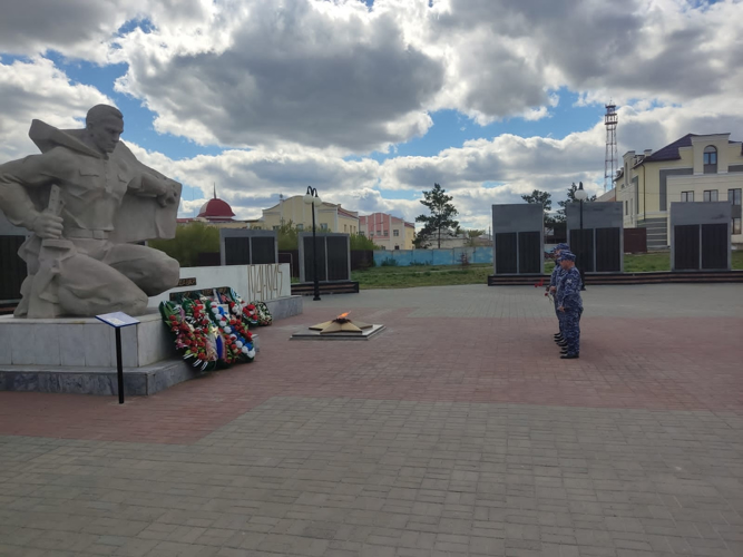 Представители Росгвардии возложили цветы к мемориалам Великой Отечественной войны на Урале