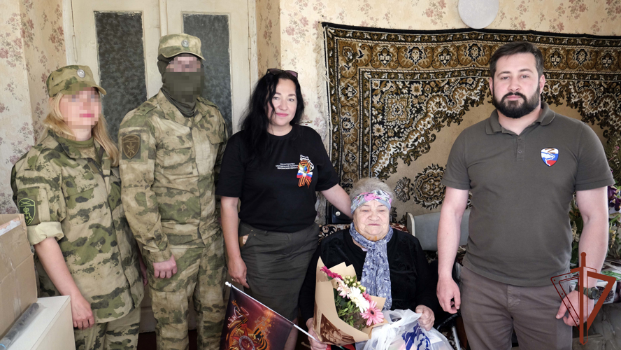 Просьбу бывшей узницы концлагерей выполнили росгвардейцы в Херсонской области