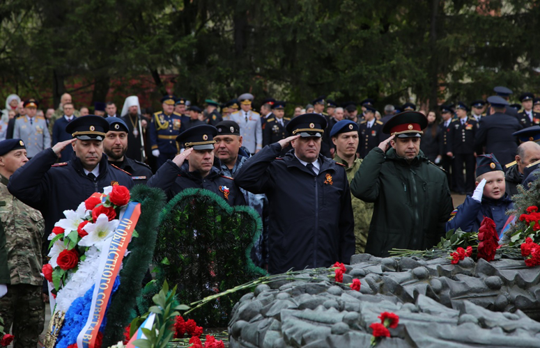 Представители Росгвардии возложили цветы к мемориалам Великой Отечественной войны на Урале