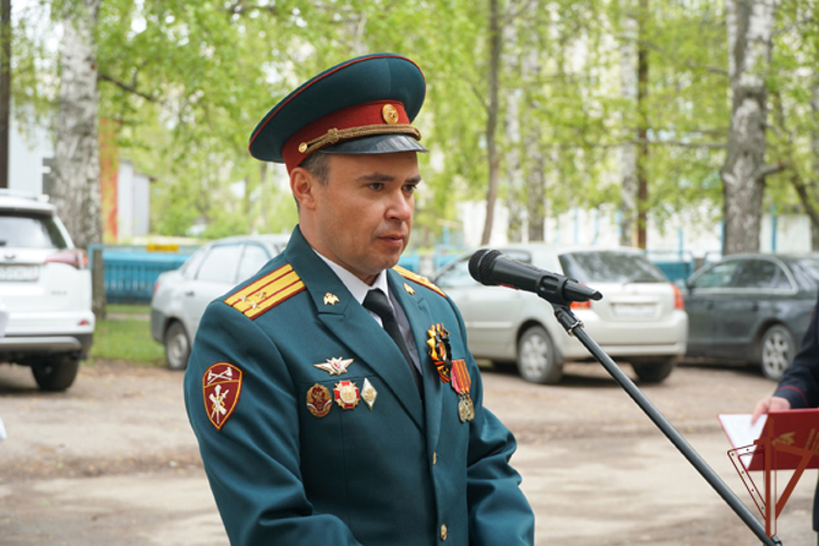 Военнослужащие Росгвардии прошли торжественным маршем в Ульяновске перед домом ветерана Великой Отечественной войны