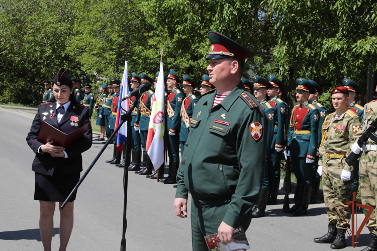 Парад у дома ветерана организовали росгвардейцы в Ростове-на-Дону 