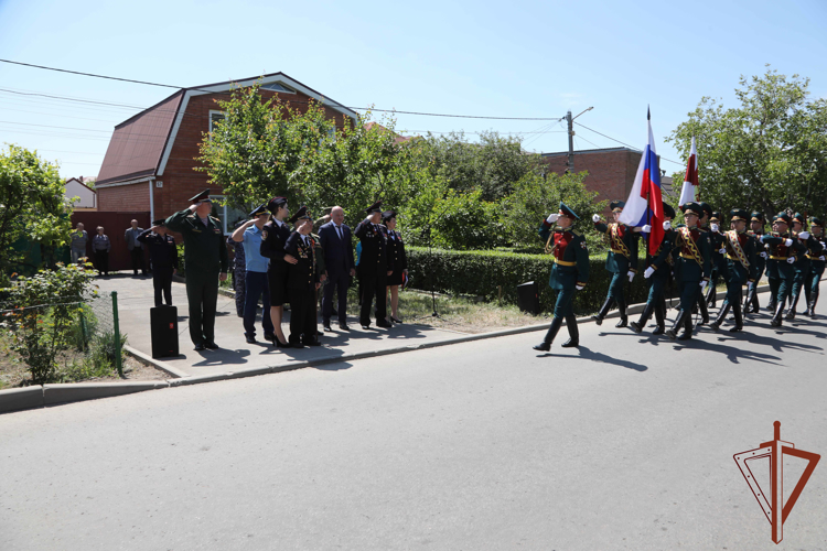 Парад у дома ветерана организовали росгвардейцы в Ростове-на-Дону 