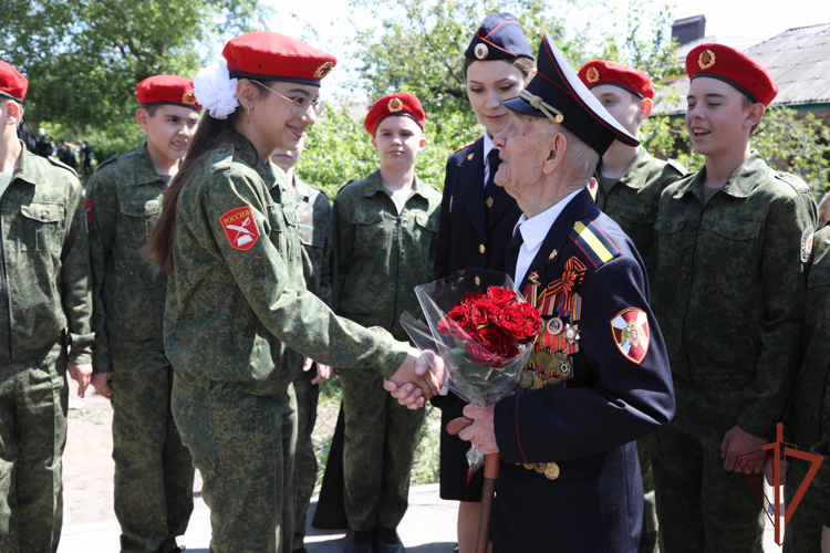 Парад у дома ветерана организовали росгвардейцы в Ростове-на-Дону 