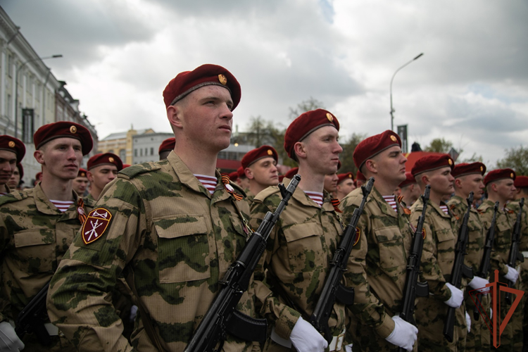 В столице Приволжья парадные расчеты Росгвардии прошли торжественным маршем по площади Минина и Пожарского