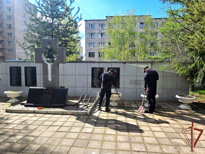 Росгвардейцы  Северо-Западного округа благоустроили братские захоронения советских воинов
