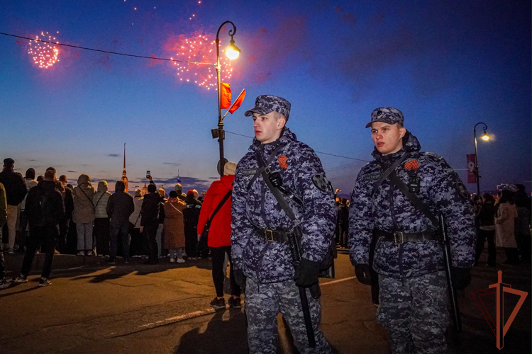 В Санкт-Петербурге росгвардейцы обеспечили безопасность праздничных мероприятий в День Победы