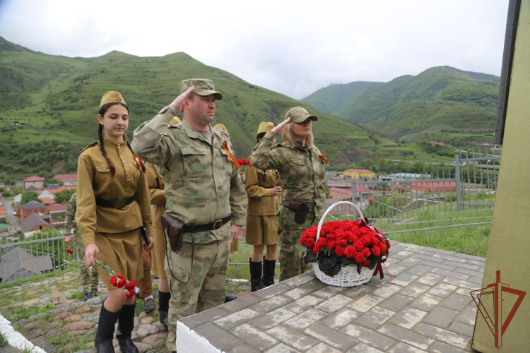 Военнослужащие ОГВ(с) продолжают участвовать в акции Росгвардии «На страже памяти» 