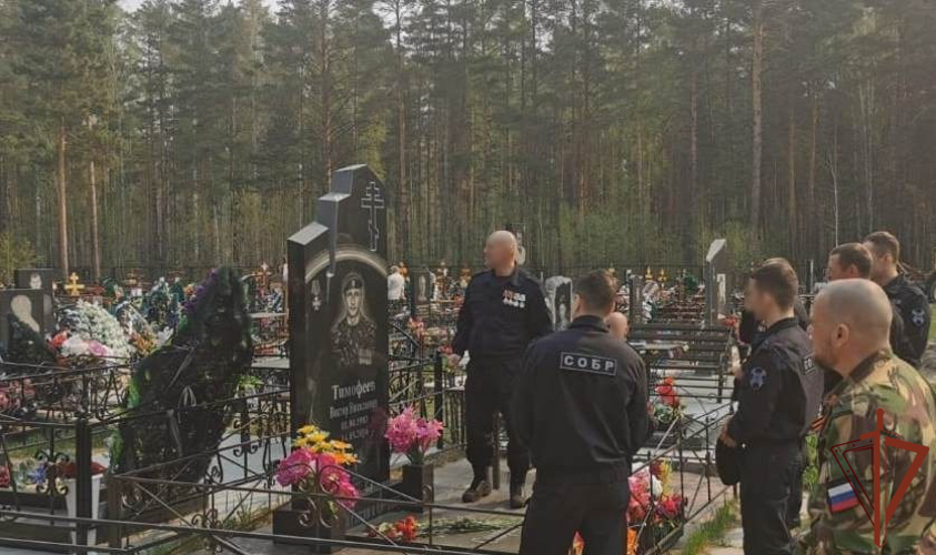 Память героически павших боевых товарищей почтили росгвардейцы на Урале