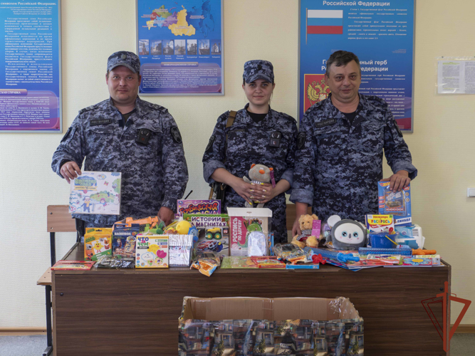 К ведомственной акции «Дорогою добра» присоединились росгвардейцы из Петербурга