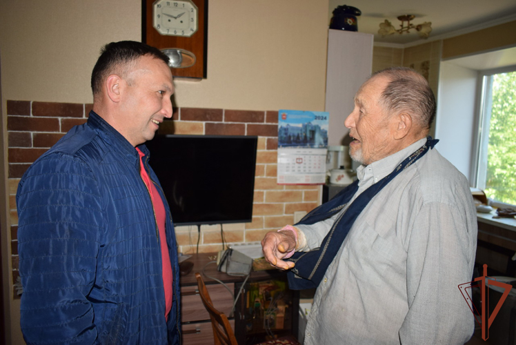 В Казани росгвардейцы поздравили с 97-летием участника Великой Отечественной войны  