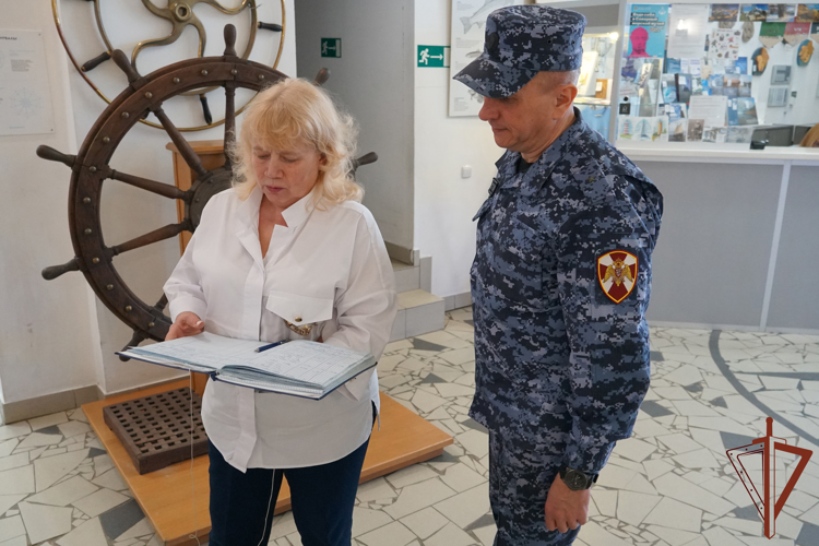 Росгвардейцы обеспечили безопасность во время проведения всероссийской акции «Ночь музеев» в Северо-Западных регионах страны