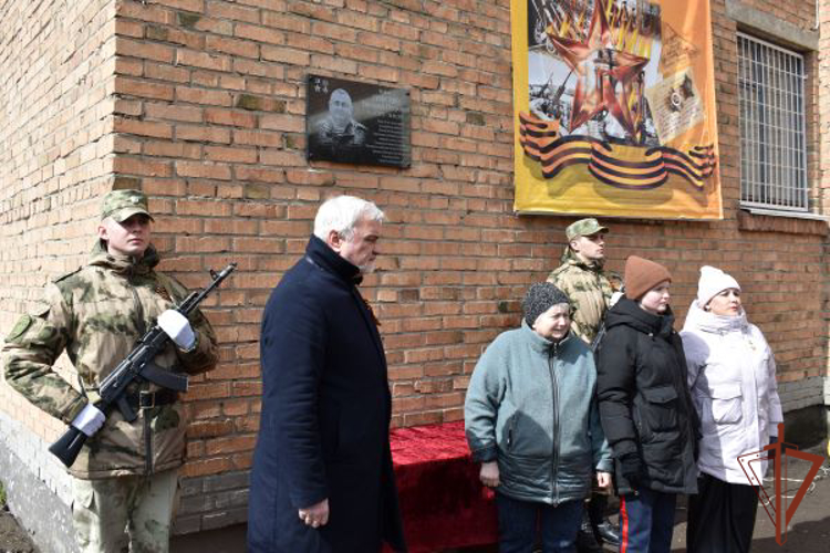 В Сыктывкаре увековечили память офицера Росгвардии, погибшего в ходе специальной военной операции