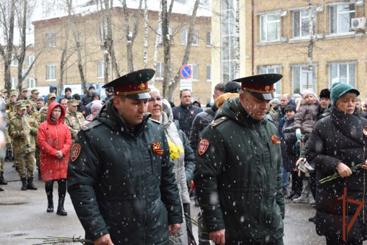 В Сыктывкаре увековечили память офицера Росгвардии, погибшего в ходе специальной военной операции