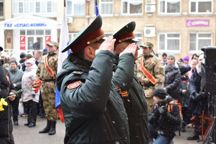 В Сыктывкаре увековечили память офицера Росгвардии, погибшего в ходе специальной военной операции