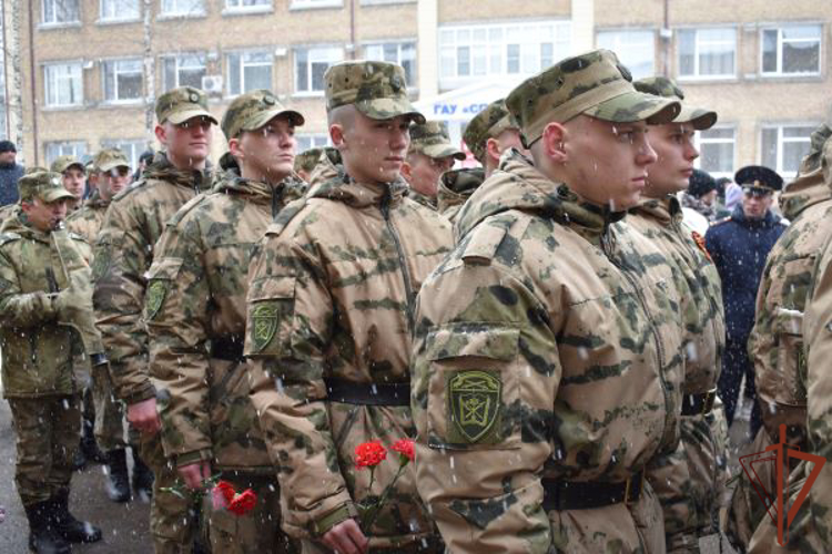 В Сыктывкаре увековечили память офицера Росгвардии, погибшего в ходе специальной военной операции