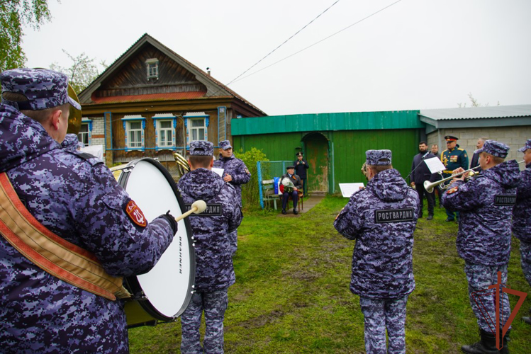 Военный оркестр «Волжские берега» поздравил ветеранов Великой Отечественной войны с Днем Победы