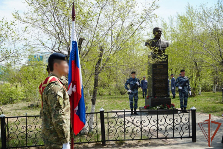 Память офицера Росгвардии - Героя России Максима Концова увековечили в Улан-Удэ 