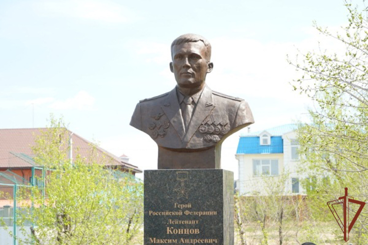 Память офицера Росгвардии - Героя России Максима Концова увековечили в Улан-Удэ 